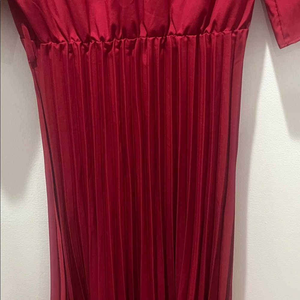 Elegant Pleated Midi Dress in Deep Red - Picture 2 of 4